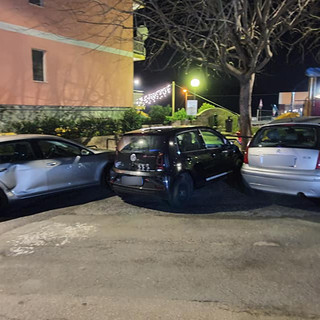 Stella, tampona tre auto in retromarcia e si dà alla fuga (FOTO)