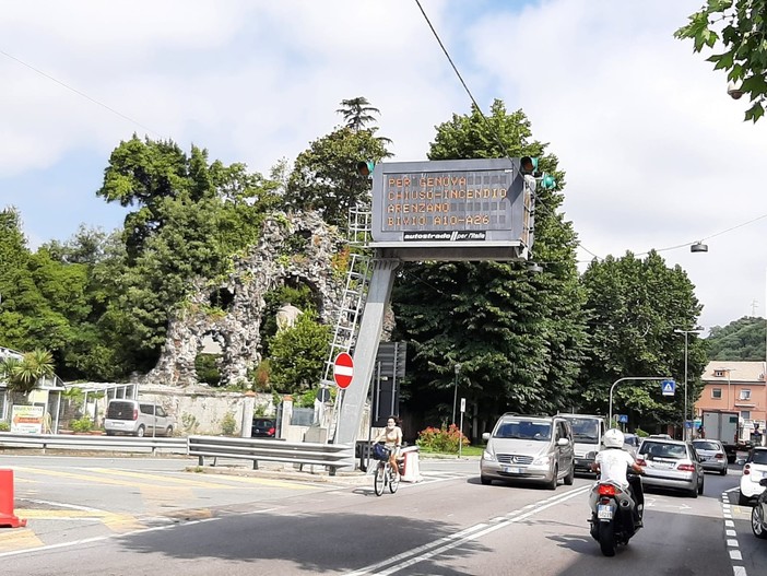 A10, tratto chiuso per mezzo in fiamme tra Arenzano e l’allacciamento con l'A26 direzione Genova A10, tratto chiuso per mezzo in fiamme tra Arenzano e l’allacciamento con l'A26 direzione Genova