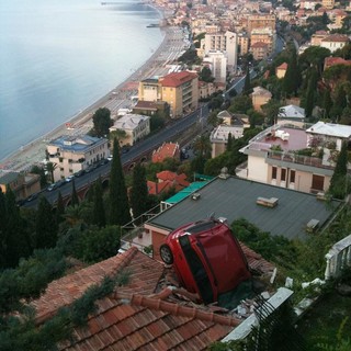 Alassio: e l'auto finì ...sopra il tetto (tutte le foto)
