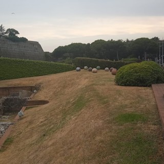 "Savona è una città accogliente dove si vive bene, non si capisce perché l'area verde del Priamar sia secca"