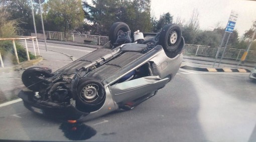 Savona: auto si ribalta in via Giovanni Tissoni (FOTO) Savona: auto si ribalta in via Giovanni Tissoni (FOTO)