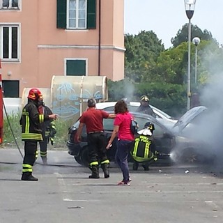 Auto in fiamme ad Albenga: intervento dei vigili del fuoco (FOTO)