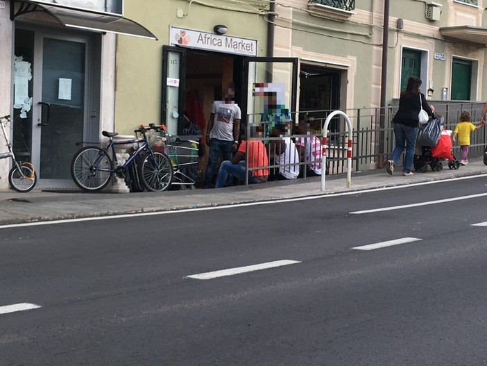 Savona, si rifiuta di pagare le birre: scoppia una rissa all'Africa Market di via Luigi Corsi Savona, si rifiuta di pagare le birre: scoppia una rissa all'Africa Market di via Luigi Corsi