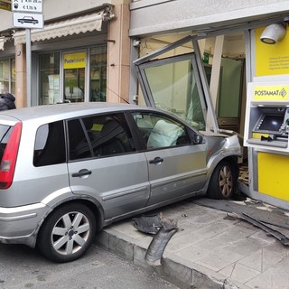 Paura a Borgio Verezzi, auto sfonda la vetrata dell'ufficio postale (FOTO e VIDEO)