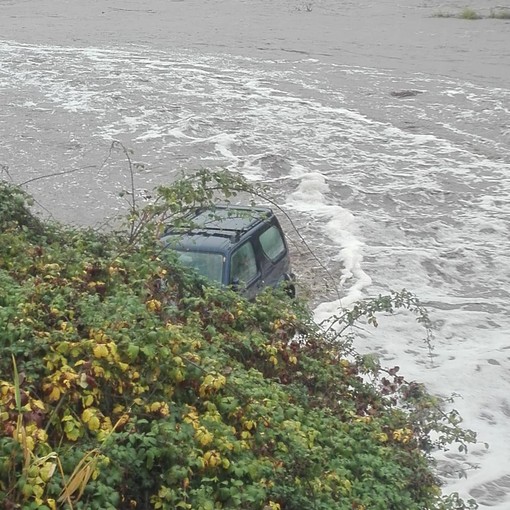 Albisola, veicolo trascinato dall'acqua alla confluenza del rio Buraxe e del Sansobbia (FOTO)
