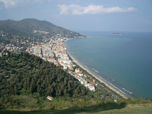 Alassio, compra piumino con logo contraffatto: 200 euro di multa per una turista milanese