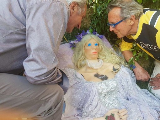 Missione compiuta: due nobili gentiluomini "risvegliano" la bella addormentata Missione compiuta: due nobili gentiluomini "risvegliano" la bella addormentata