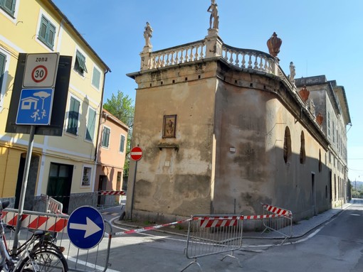 Albisola, chiuso largo Gavotti: a rischio caduta due statue