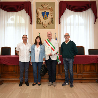 Turisti svizzeri per 66 volte ad Alassio: il sindaco li premia Turisti svizzeri per 66 volte ad Alassio: il sindaco li premia