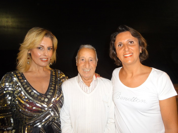 In foto Alvaro Vitali tra Stefania Corona e Silvia Gullino