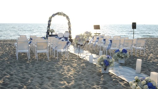 La spiaggia di Albisola allestita per un matrimonio La spiaggia di Albisola allestita per un matrimonio