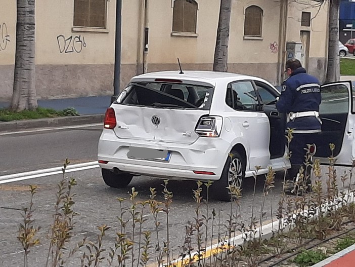 Tamponamento in via Stalingrado a Savona: coinvolti un bus di linea e due auto