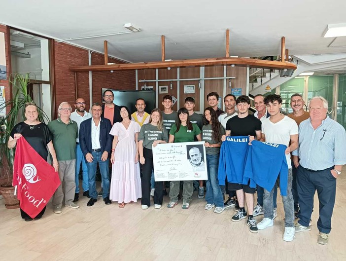 All'Alberghiero di Alassio l'asparago violetto e la cipolla belendina. Un incontro dedicato anche a Carlo Petrini All'Alberghiero di Alassio l'asparago violetto e la cipolla belendina. Un incontro dedicato anche a Carlo Petrini