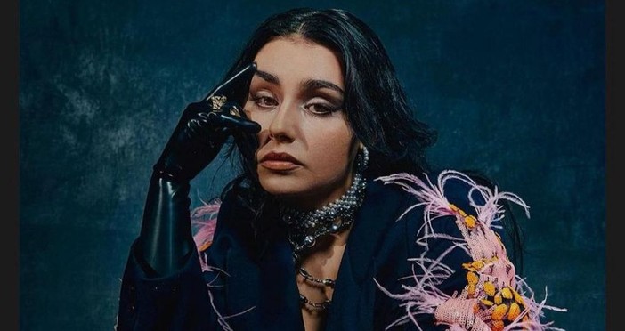 Alessandra candidata agli MTV Awards: evento rimandato a causa della guerra, lei si consola con una nuova canzone