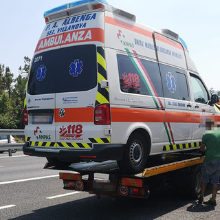 Tamponano l'ambulanza in autostrada e si danno alla fuga: vittima un mezzo della Croce Bianca di Albenga