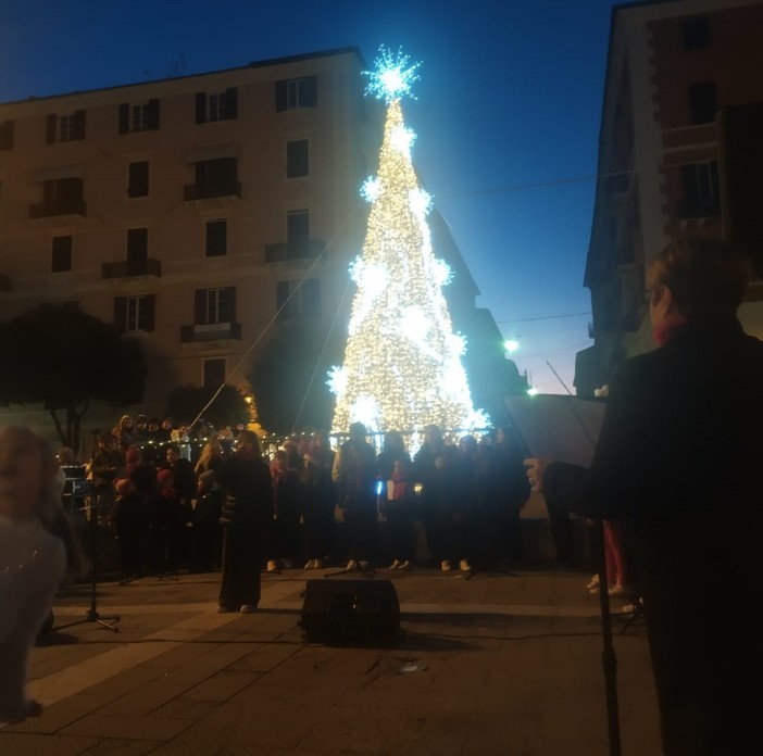 Savona, scatta l'ora X. L'albero di piazza Sisto illumina le feste di Natale