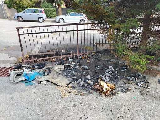 Savona, atto vandalico in un condominio di via Fontanassa: incendiati i bidoni condominiali, danneggiato anche un pino Savona, atto vandalico in un condominio di via Fontanassa: incendiati i bidoni condominiali, danneggiato anche un pino