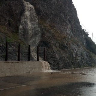 Golfo dell'Isola sotto l'acqua, allagamenti sulla provinciale: strada chiusa dall'innesto con l'Aurelia bis alla rotonda di Porto Vado