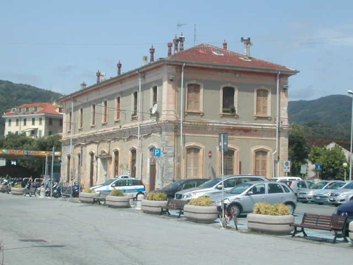 40 stazioni da "adottare" in Liguria per fini sociali e culturali: un'idea per combattere il degrado