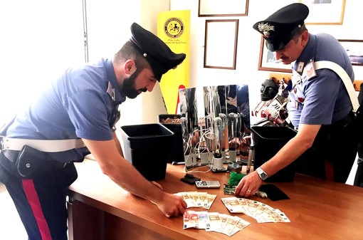 Fermato per un controllo, confessa di avere stupefacente a casa: arrestato un 20enne