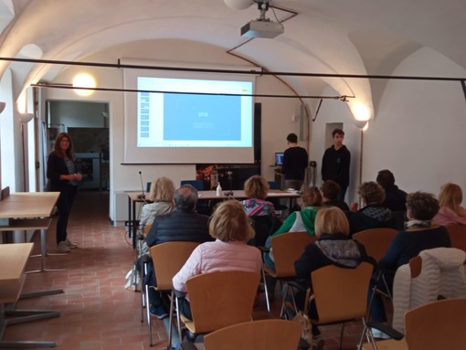 Andora, nonni a lezioni dai nipoti per imparare ad usare spid e pec Andora, nonni a lezioni dai nipoti per imparare ad usare spid e pec