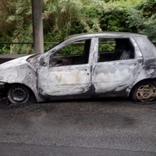 Auto bruciate ad Ellera, la condanna del sindaco: "Gesto deplorevole, messe in difficoltà delle famiglie"