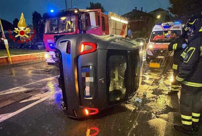 Auto si ribalta in Corso Mazzini ad Albisola: un ferito in codice giallo