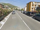 L'Aurelia a Spotorno, in uno dei tratti maggiormente interessati dal parcheggio a bordo strada (immagine da Google Maps)