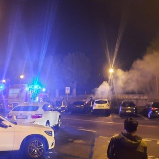Cairo, auto prende fuoco in piazza XX Settembre: vigili del fuoco mobilitati (FOTO)
