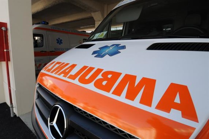 Impatto tra auto e moto in via Bergamo a Loano: due feriti al Santa Corona