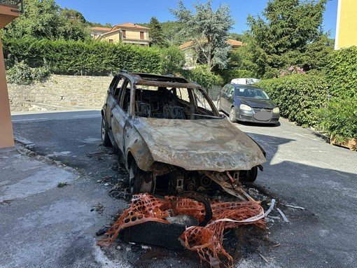 Auto carbonizzata in località Costa. Arnaldi presenta esposto: "Da circa due mesi è il biglietto da visita di uno dei luoghi più suggestivi di Onzo" Auto carbonizzata in località Costa. Arnaldi presenta esposto: "Da circa due mesi è il biglietto da visita di uno dei luoghi più suggestivi di Onzo"