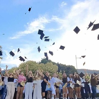 Andora, festa a Tagliaferro: l’amministrazione saluta i ragazzi che hanno terminato le scuole medie. Consegnati gli attestati Trinity, STEM ed Eco-Schools