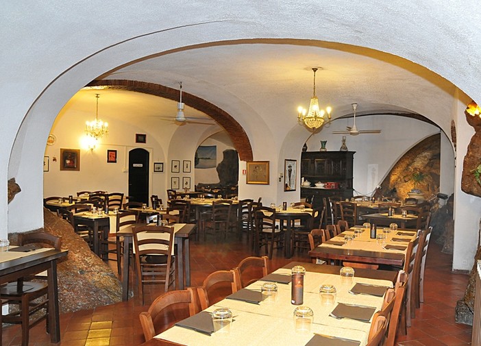 A Pietra Ligure, Ristorante Pizzeria e camere da favola “Al Castello” A Pietra Ligure, Ristorante Pizzeria e camere da favola “Al Castello”