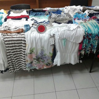 Alassio, decine di vestiti venduti in maniera illegale: intervento della Municipale