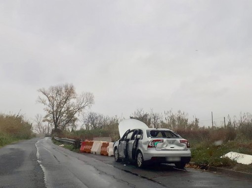 Albenga, auto abbandonata sulla strada che costeggia il Centa, Ciangherotti: "Brutto biglietto da visita"