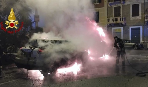 Tre auto incendiate a Savona, finisce in carcere l’esecutore del rogo di piazza Brennero Tre auto incendiate a Savona, finisce in carcere l’esecutore del rogo di piazza Brennero