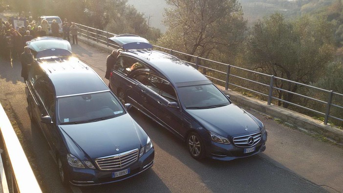 Funerali di Aicha e Dino: sconcerto ad Arnasco, Don Chizzolini non benedice la bara della donna