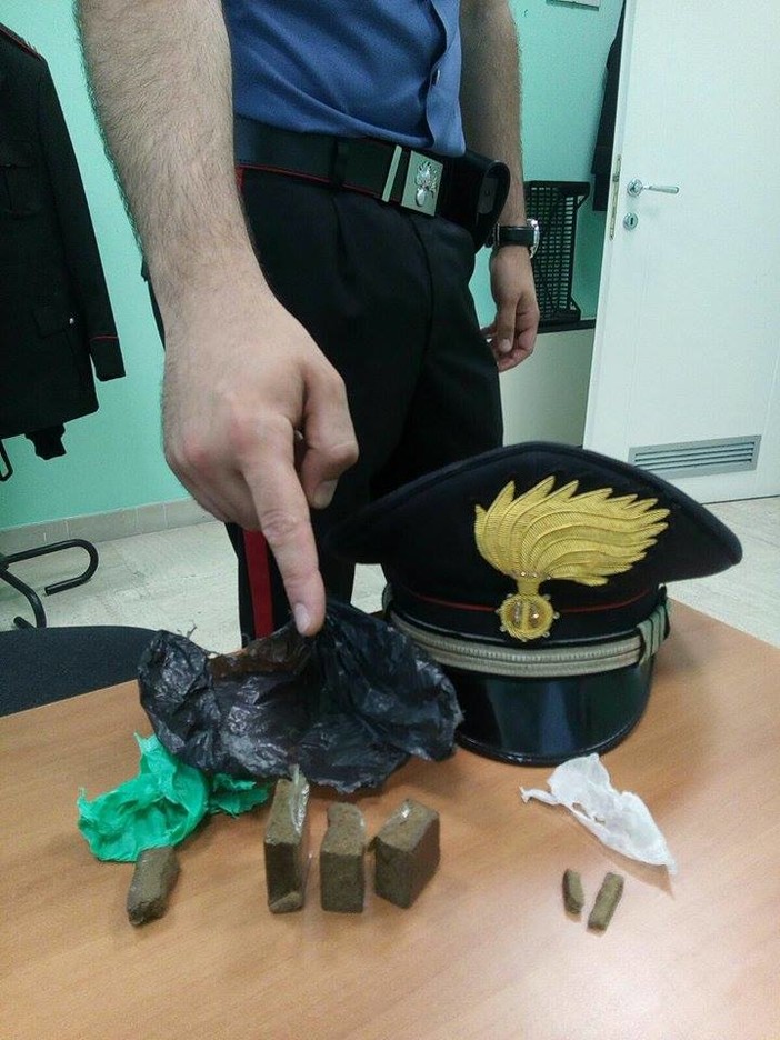 Pattuglione dei Carabinieri ad Albenga, fermate 15 persone e rivenuti 70 grammi di hashish