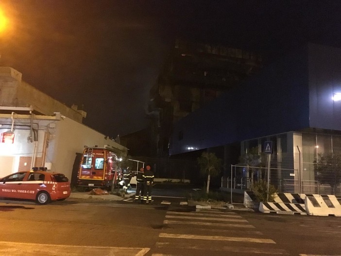 A fuoco l'Autorità Portuale di Savona: indaga la Procura (FOTO e VIDEO) A fuoco l'Autorità Portuale di Savona: indaga la Procura (FOTO e VIDEO)