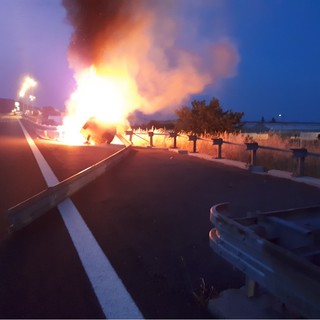 Auto sbatte contro il guardrail e prende fuoco: incidente sulla A10 tra Albenga e Borghetto (FOTO)