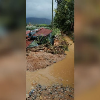 Piogge torrenziali ad Albenga, crolla un argine del rio Fasceo Piogge torrenziali ad Albenga, crolla un argine del rio Fasceo