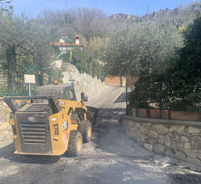 Finale, iniziata l'asfaltatura in frazione Monticello. Guzzi: "Intervento atteso da tempo"