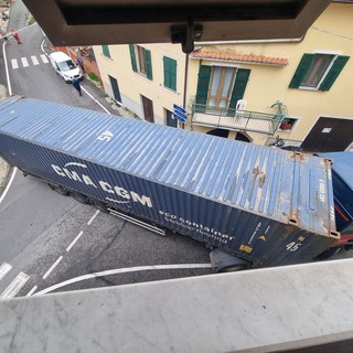 Stella, un altro camion bloccato a San Martino. Il sindaco: "Un tir incastrato e un codice rosso nella stessa via si rischia una tragedia"