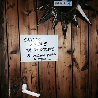 "Chiudo per ferie. Riapro quando ho voglia", curioso cartello ad Albenga