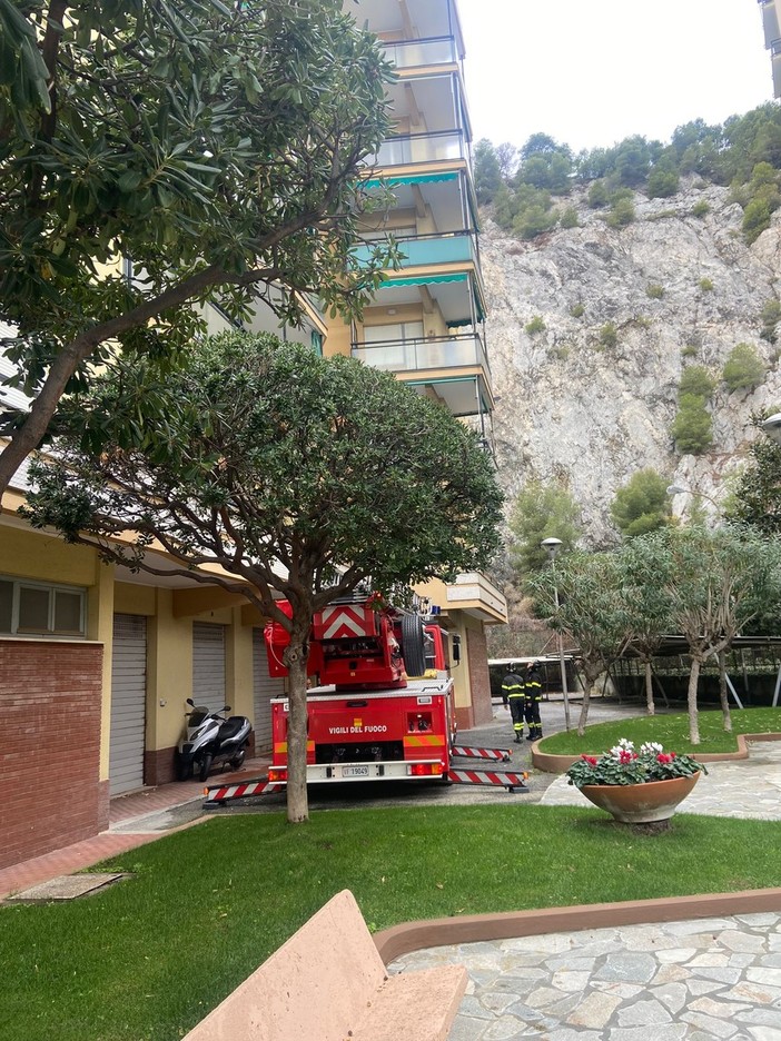 Spotorno, si allaga una palazzina in via Costantino: intervento dei vigili del fuoco (FOTO)