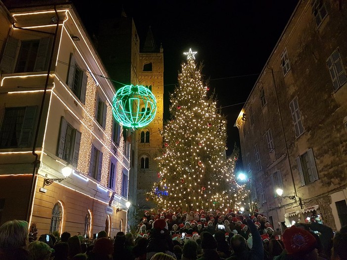 Albenga, accese le luci dell'albero di Natale in Piazza San Michele nel ricordo di Emma Enrico Albenga, accese le luci dell'albero di Natale in Piazza San Michele nel ricordo di Emma Enrico