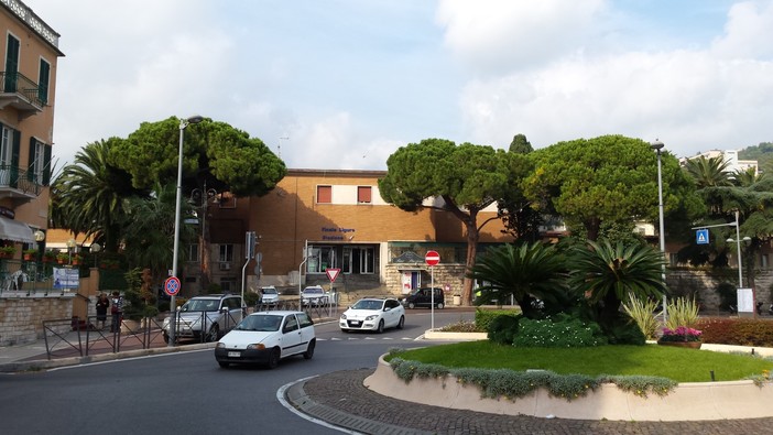 Finale Ligure, Simonetti accusa:"Si vogliono abbattere alberi monumentali", il sindaco risponde con la relazione tecnica Finale Ligure, Simonetti accusa:"Si vogliono abbattere alberi monumentali", il sindaco risponde con la relazione tecnica