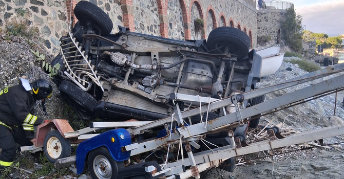 Celle Ligure, auto sfonda la ringhiera e precipita sul porticciolo Cala Cravieu: ferito un 67enne (FOTO e VIDEO)