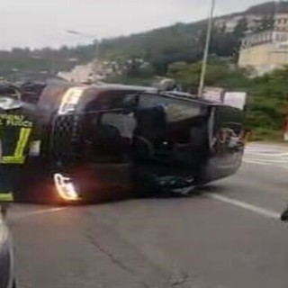 Spotorno, auto cappottata sul rettilineo del Merello: intervento dei vigili del fuoco (VIDEO)
