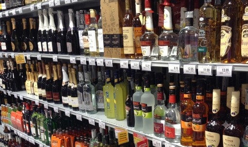Ordinanza sulla vendita di alcolici nel weekend: sanzionata un'attività commerciale di Alassio Ordinanza sulla vendita di alcolici nel weekend: sanzionata un'attività commerciale di Alassio